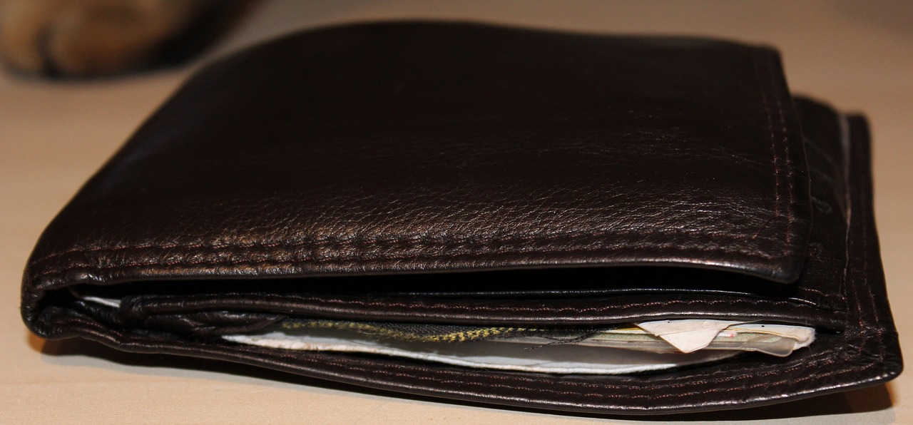 WHAT IS AN RFID-BLOCKING WALLET